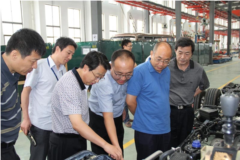 时任中航工业飞机唐军总经理、中航工业西飞宋水云书记考察爱维客商务客车试制生产线并指导。