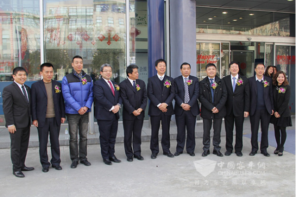 “合纵布局，聚木成林”的定制座驾交车仪式合影留念