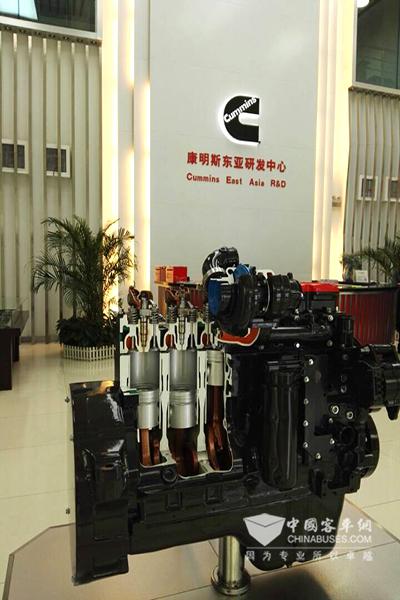 康明斯东亚技术研发中心内景陈列的发动机展品