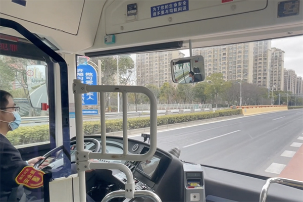 保障车辆运行安全 公交驾驶员拥堵时段需要掌握以下五条技巧