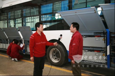 安凯客车新能源技术主管陈业接受记者采访