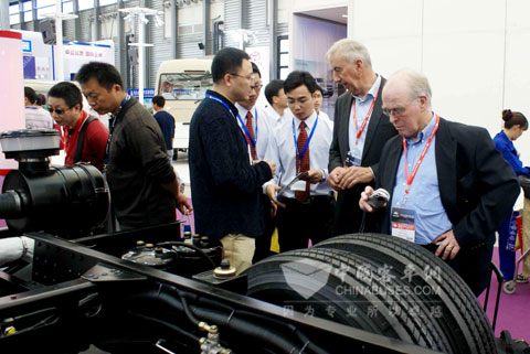 2010上海客车展东风旅行车公司展台前人头攒动