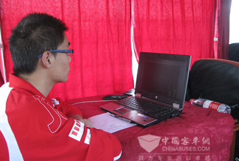 裁判员通过油耗测算装置密切关注实时油耗情况