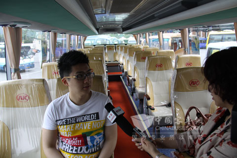 试乘体验后的澳门市民接受采访