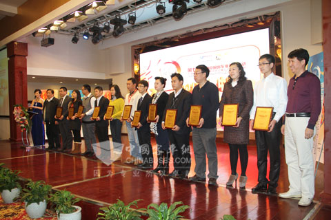 福田欧辉获得2013年度中国客车市场推荐客车奖项