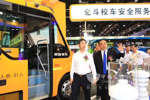 交通部领导参观黄海校车