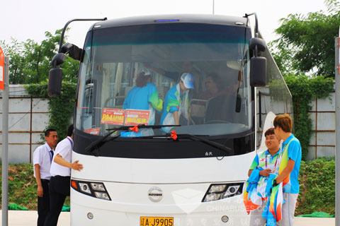 全运会志愿者乘坐西沃服务用车