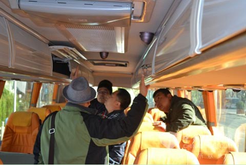 嘉宾认真查看每一个细节