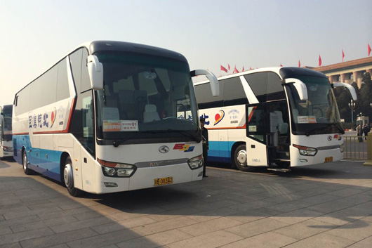 龙威车担负会议期间各地参会代表及两会媒体记者的通勤任务