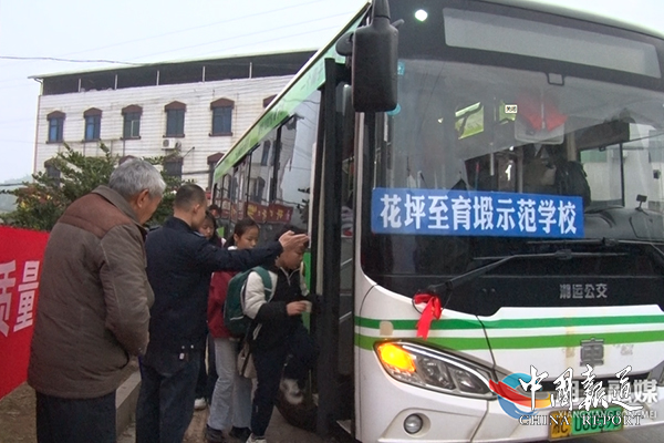 湖南湘乡：定制公交 “点对点” 护航 暖心守护学子上学路