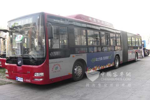 装载上柴天然气发动机的公交车
