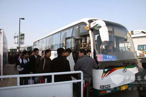 服务中的大金龙客车