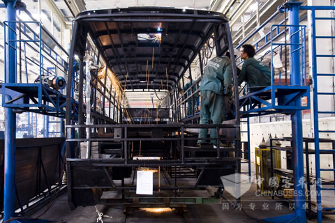 焊接工人工作场景