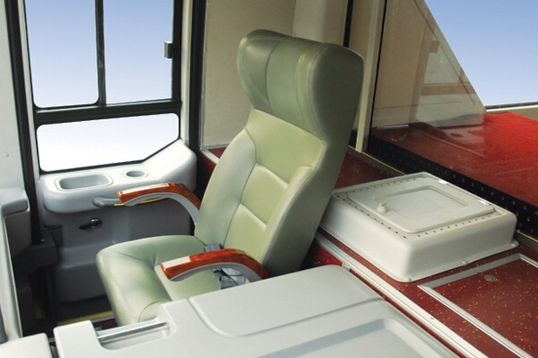 金旅XML6140J13B机场摆渡车（柴油15座）