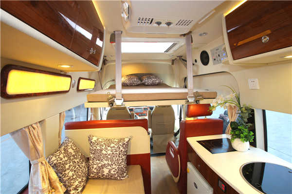 凯伦宾威ZK5040XLJ2房车（柴油国五2-6座）