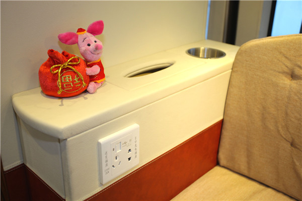 凯伦宾威ZK5040XLJ2房车（柴油国五2-6座）