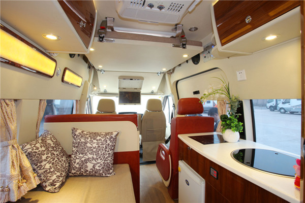 凯伦宾威ZK5040XLJ2房车（柴油国五2-6座）