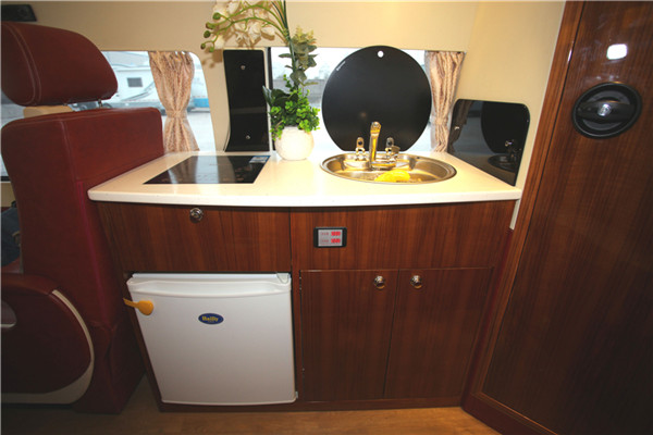 宇通ZK5040XLJ3房车（柴油国五2-6座）