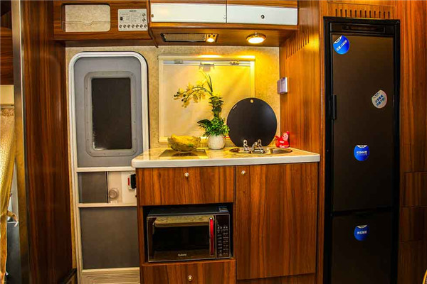 宇通ZK5041XLJ1房车（汽油2-6座）