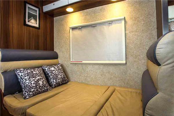 凯伦宾威ZK5041XLJ3房车（柴油国五2-6座）