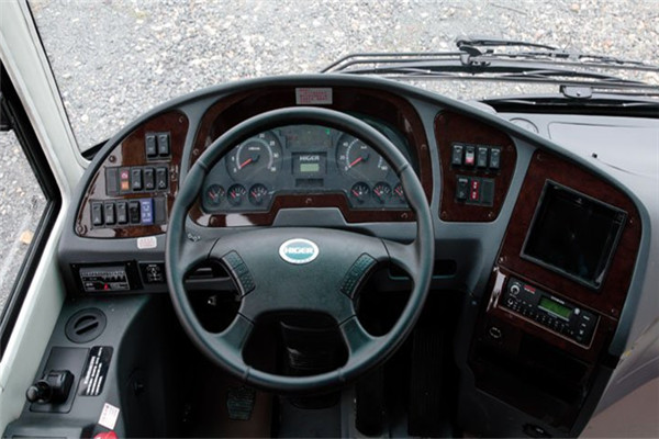 海格KLQ6882KAC51客车（天然气国五24-38座）