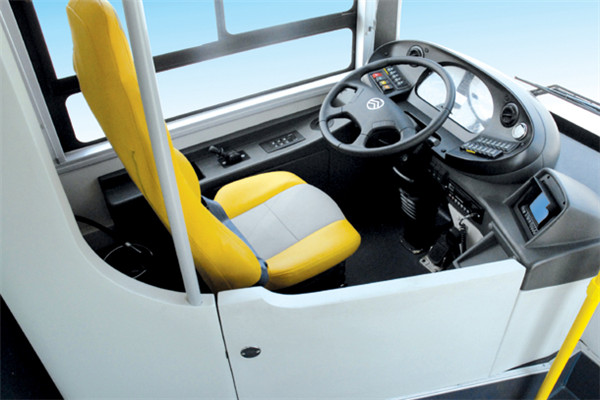 金旅XML6105JHEVG5C公交车（柴油/电混动国五20-36座）