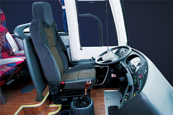 金龙XMQ6871CYD5C客车（柴油国五24-38座）