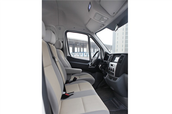 黄海DD5050XXYAHL厢式运输车（柴油国五3座）