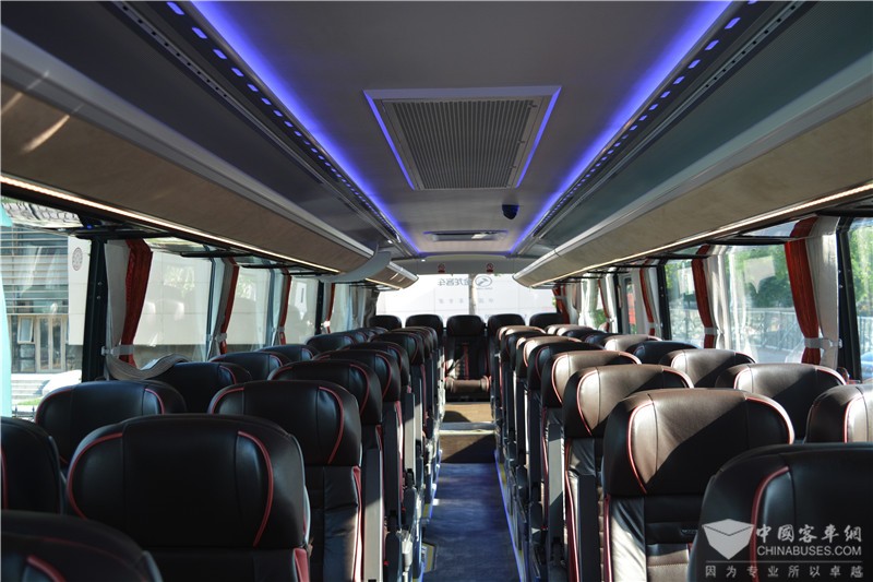 金龙XMQ6127BYD5C客车（柴油国五24-55座）