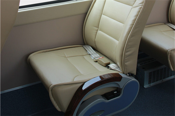 南京金龙NJL6806BEV5客车（纯电动24-31座）