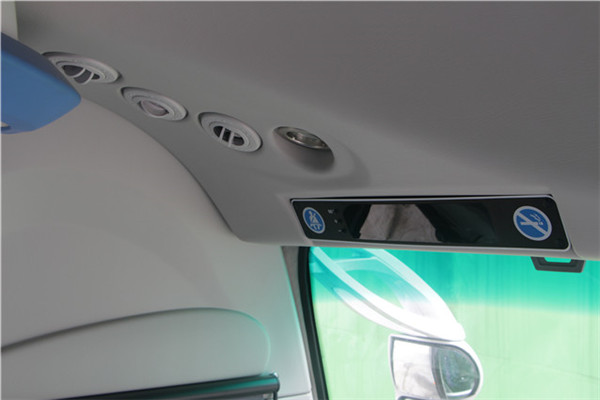 南京金龙NJL6820BEV2客车（纯电动24-35座）