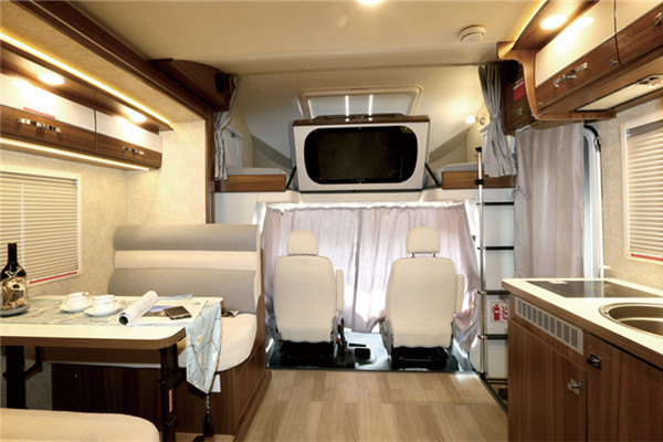凯伦宾威ZK5043XLJ7旅居车（柴油国五2-6座）