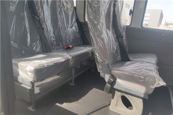 南京依维柯NJ5046XGCZA斗式工程车（柴油国六10-13座）