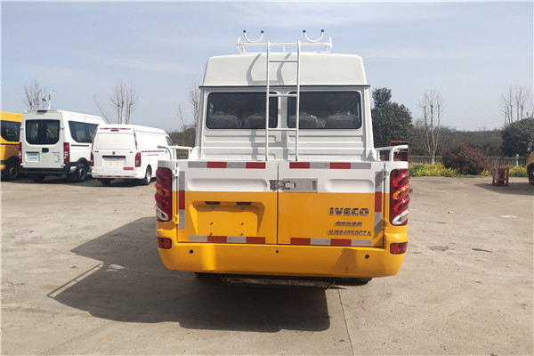 南京依维柯NJ5046XGCZA-1斗式工程车（柴油国六10-13座）