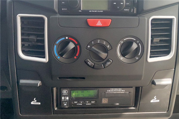 南京依维柯NJ5046XGCZA-1斗式工程车（柴油国六10-13座）